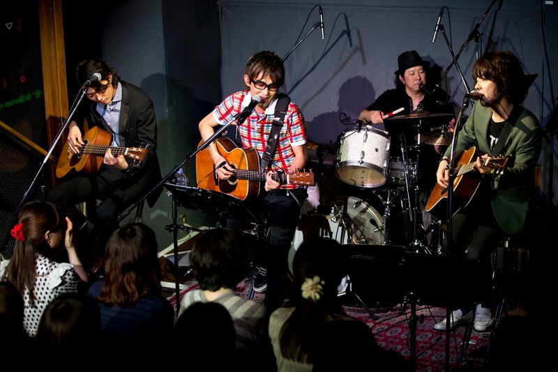 2000年8月に行われたライブイベント「DINOSAUR ROCK'N ROLL」以来、12年ぶりに共演したTRICERATOPSとスガシカオ（Photo by 山本倫子）。