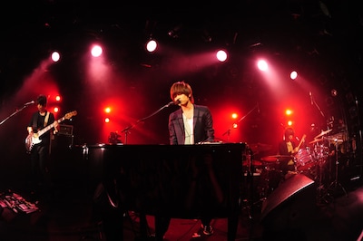 ライブハウスツアー「WEAVER Live House TOUR 2012『Piano Trio Philosophy ～do YOU ride on No.66?～』」の渋谷CLUB QUATTRO公演の様子。