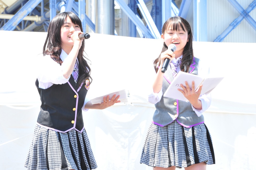 イベントMCを務めた樋口日奈、伊藤万理華（写真左から）。