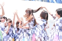 「おいでシャンプー」を披露する乃木坂46。