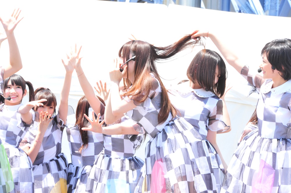 「おいでシャンプー」を披露する乃木坂46。
