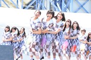 「おいでシャンプー」を披露する乃木坂46。