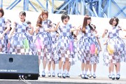 「おいでシャンプー」を披露する乃木坂46。