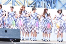 「おいでシャンプー」を披露する乃木坂46。