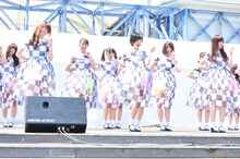 「おいでシャンプー」を披露する乃木坂46。