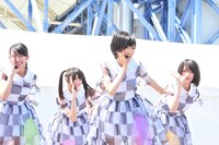 「おいでシャンプー」を披露する乃木坂46。