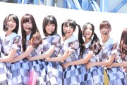 「おいでシャンプー」を披露する乃木坂46。