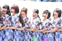 「おいでシャンプー」を披露する乃木坂46。