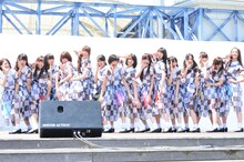 「おいでシャンプー」を披露する乃木坂46。