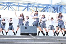 「狼に口笛を」を披露する乃木坂46アンダーメンバー。