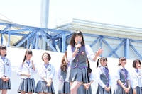 自己紹介の際、1人だけステージの左右を行ったり来たりしながらファンに挨拶をする高山一実。