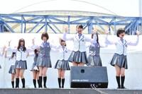 「ハウス！」を披露する乃木坂46。