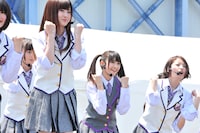 「ハウス！」を披露する乃木坂46。