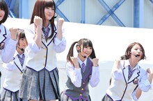 「ハウス！」を披露する乃木坂46。