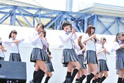 「ハウス！」を披露する乃木坂46。