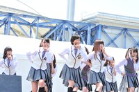 「ハウス！」を披露する乃木坂46。