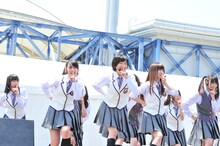 「ハウス！」を披露する乃木坂46。