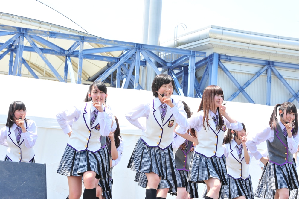 「ハウス！」を披露する乃木坂46。