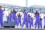 「乃木坂の詩」を披露する乃木坂46。