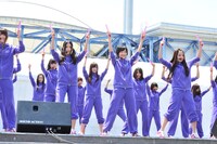 「乃木坂の詩」を披露する乃木坂46。