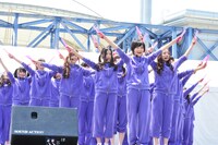 「乃木坂の詩」を披露する乃木坂46。