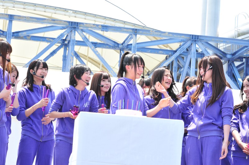 誕生祝いのサプライズに涙する永島聖羅（写真中央）。