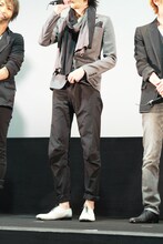 「今日は緊張してて靴下忘れてきちゃいました」と記者陣に撮影するようアピールするShinji（写真中央）。