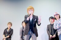 ステージ前方に乗り出してカメラにピースサインを向けるマオ（写真中央）。