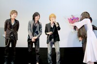 花束を差し出す貞子（写真右）。