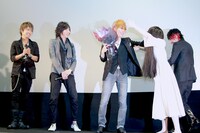 マオは花束のお礼に貞子の頭をなでていた。