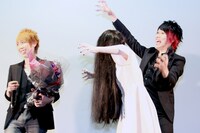 貞子の後ろでおどけるゆうや。