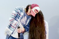 貞子の感想を訊く英監督。