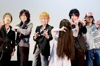 貞子を交えてフォトセッションに応じるシドと英勉監督。