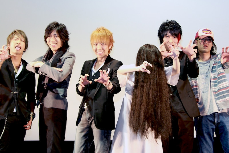 貞子を交えてフォトセッションに応じるシドと英勉監督。