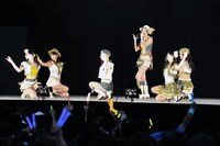 「青空片想い」を披露するSKE48。