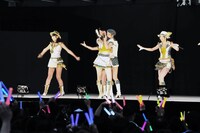 「青空片想い」を披露するSKE48。