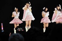 「ガラスの I LOVE YOU」を披露するSKE48研究生。