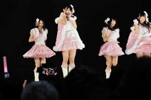 「ガラスの I LOVE YOU」を披露するSKE48研究生。