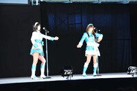 「てもでもの涙」を披露する金子栞、出口陽（写真左から）。