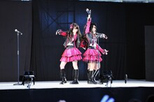 「クロス」を披露する石田安奈、高柳明音、松本梨奈。