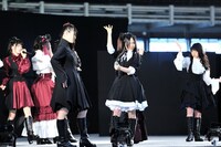 「なんて銀河は明るいのだろう」を披露する紅組。