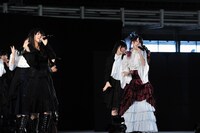 「なんて銀河は明るいのだろう」を披露する紅組。