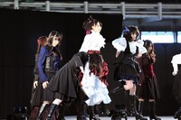 「なんて銀河は明るいのだろう」を披露する紅組。