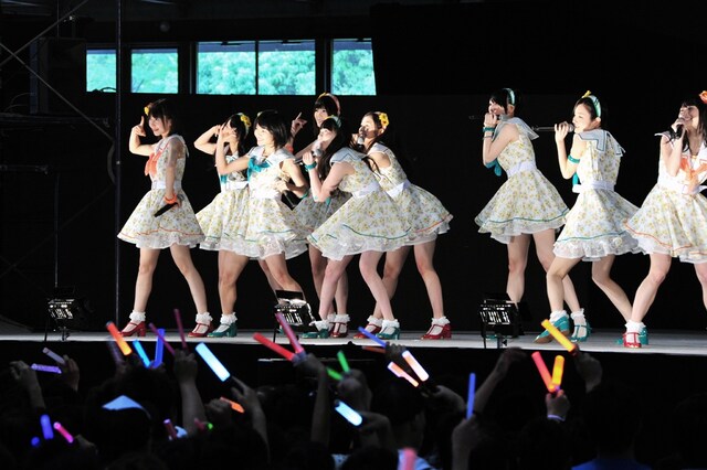 「アイシテラブル！」を披露するSKE48。