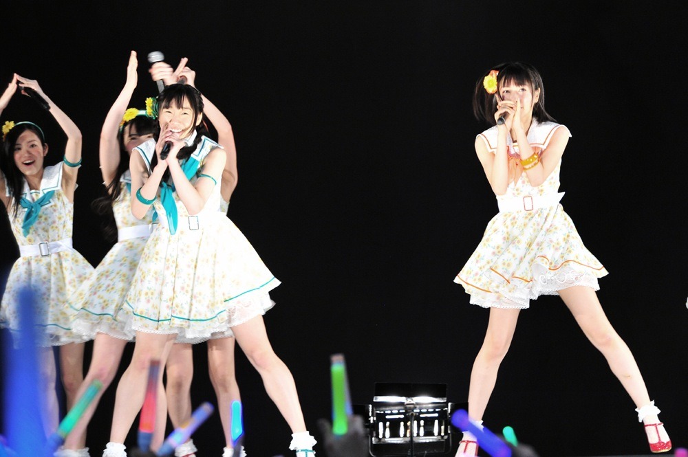 「アイシテラブル！」を披露するSKE48。