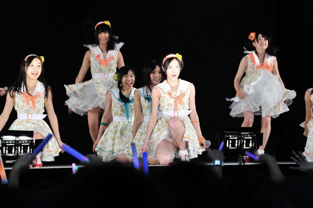 「アイシテラブル！」を披露するSKE48。