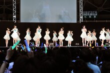 「アイシテラブル！」を披露するSKE48。