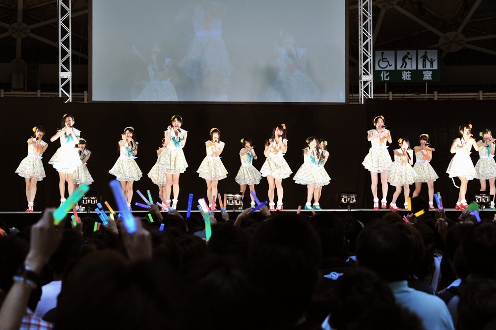 「アイシテラブル！」を披露するSKE48。