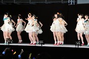 「アイシテラブル!」を披露するSKE48。