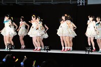 「アイシテラブル！」を披露するSKE48。